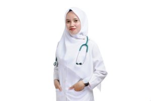 روپوش پزشکی زنانه کوتاه با طراحی کاربردی و مناسب محیط ‌های درمانی و حرفه ‌ای