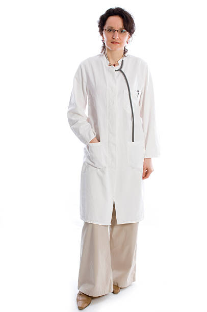 روپوش پزشکی زنانه با طراحی حرفه ‌ای مناسب محیط ‌های درمانی و کلینیکی