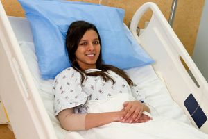 لباس بستری بیمار با طراحی کاربردی و پارچه نرم مناسب استفاده در مراکز درمانی