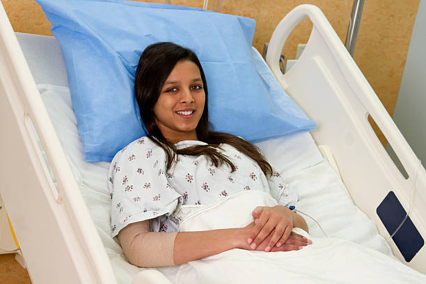 لباس بستری بیمار با طراحی کاربردی و پارچه نرم مناسب استفاده در مراکز درمانی